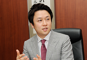 山本敏行氏