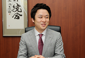 山本敏行氏