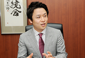 山本敏行氏